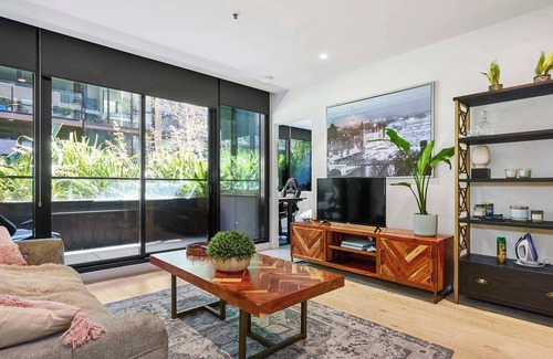 Collingwood Apartment | Trendy Stay at the Oxford on Stanley