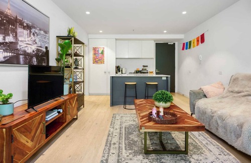 Collingwood Apartment | Trendy Stay at the Oxford on Stanley
