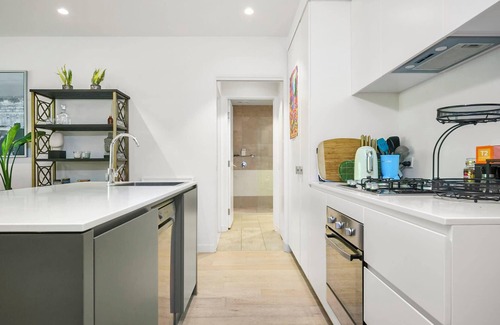 Collingwood Apartment | Trendy Stay at the Oxford on Stanley