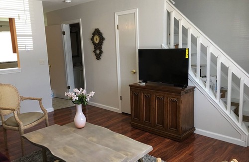 Waterbury Condo | Trendy & Timeless: Home away from home