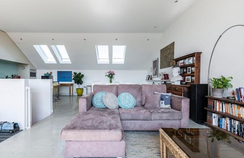 Richmond North Apartment | Trendy Warehouse in Melbourne laneway, walk to MCG