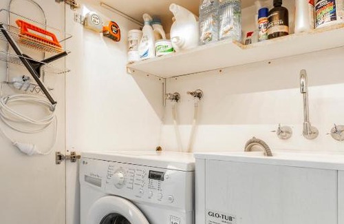 Richmond North Apartment | Trendy Warehouse in Melbourne laneway, walk to MCG
