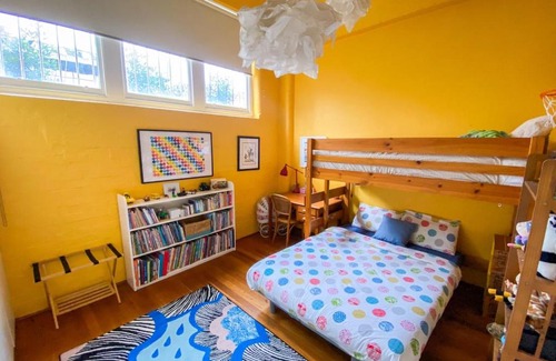 Richmond North Apartment | Trendy Warehouse in Melbourne laneway, walk to MCG