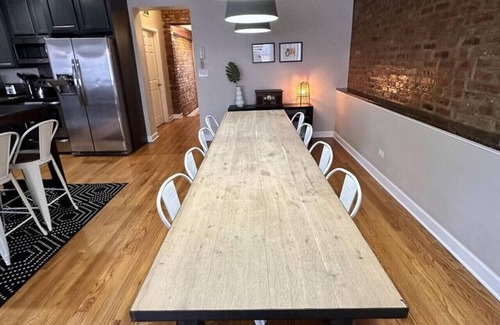 Wicker Park Apartment | Trendy Wicker Park Loft with Parking