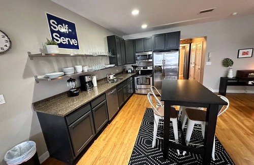 Wicker Park Apartment | Trendy Wicker Park Loft with Parking