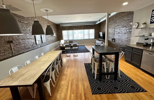 Wicker Park Apartment | Trendy Wicker Park Loft with Parking
