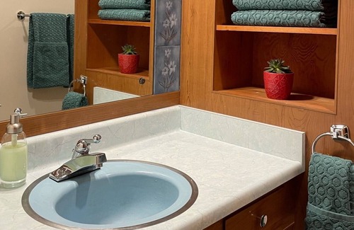 Spokane Valley House | Trentwood Quarters -King- Fast Wifi