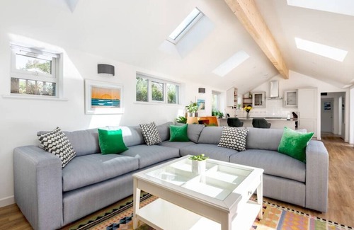 Maenporth House | Trevint - Modern beach house in Falmouth, private parking