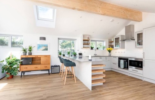 Maenporth House | Trevint - Modern beach house in Falmouth, private parking