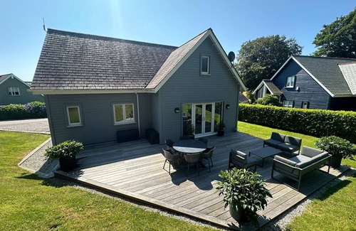 St Austell Cottage | Trewhiddle Villa 14 - a trewhiddle that sleeps 7 guests in 4 bedrooms