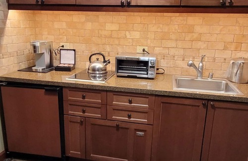 Olympic Valley Resort | Trey’s Ski-in/Ski-out 1 Bedroom Fireplace, Kitchen Suite@ 400 Squaw Creek Road