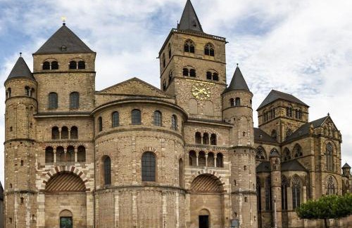Mitte Apartment | Trier-Ferienwohnung mit 2 Schlafzimmern, 2 Bäder, moderne Küche, 2 Badezimmer, Laube- zentral in Trier