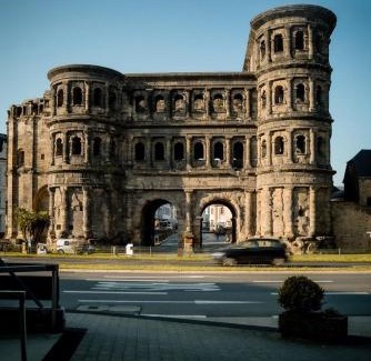 Mitte Apartment | Trier-Ferienwohnung mit 2 Schlafzimmern, 2 Bäder, moderne Küche, 2 Badezimmer, Laube- zentral in Trier