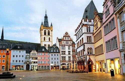 Mitte Apartment | Trier-Ferienwohnung mit 2 Schlafzimmern, 2 Bäder, moderne Küche, 2 Badezimmer, Laube- zentral in Trier