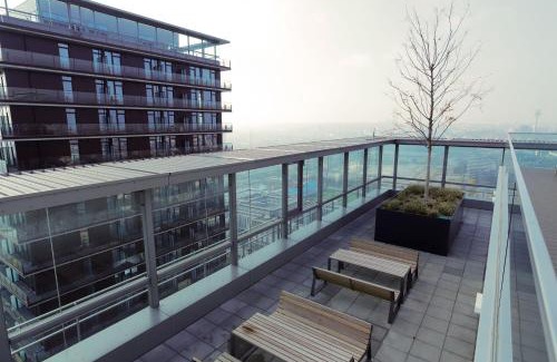 Erdberg Apartment | Triiiple Suites Level 22 mit Balkon und Tiefgarage