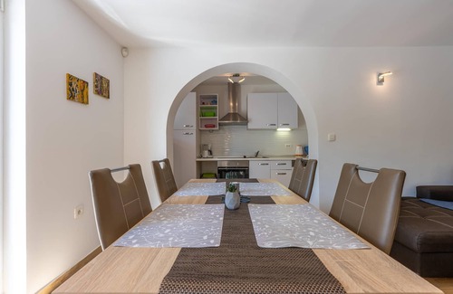Valtura House | Trinetta - Modern House with Pool, BBQ, privacy in quiet area