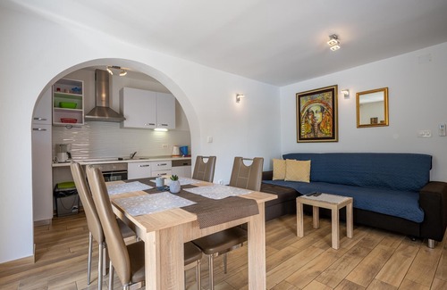 Valtura House | Trinetta - Modern House with Pool, BBQ, privacy in quiet area