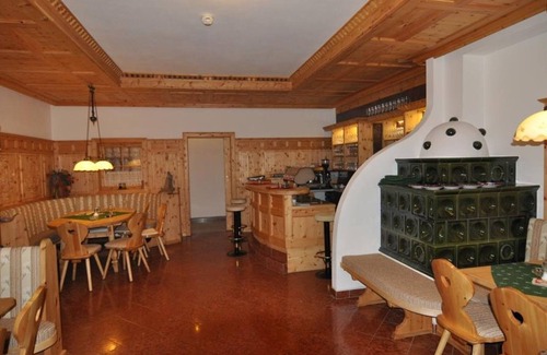 Muehlbach Am Hochkoenig Cottage | Triple room with sheep sofa, shower and bath, WC - Hotel Alpenrose