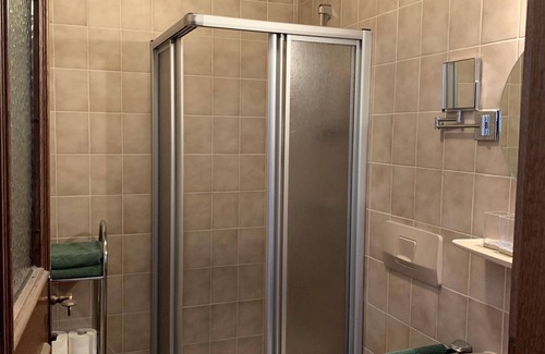 Muehlbach Am Hochkoenig Cottage | Triple room with sheep sofa, shower and bath, WC - Hotel Alpenrose
