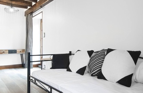 Eguilly Bed & Breakfast | Triple room-Deluxe-Ensuite-Garden view-Avec Sauna