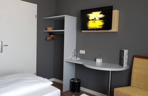 Hunerbach House | Triple Room, Shower, Toilet - Hotel-Restaurant Hüllen