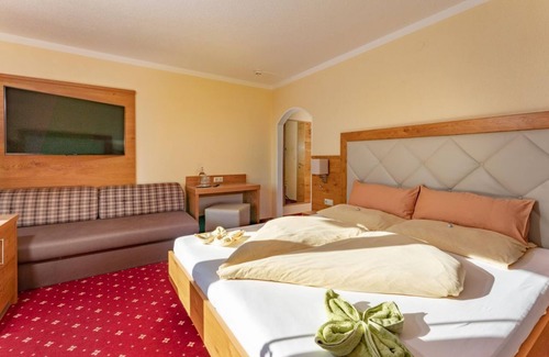 Schladming Bed & Breakfast | Triple room, shower, WC, 1 bedroom - Hotel Garni Hochwurzen