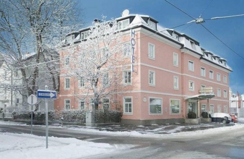 Elisabeth-Vorstadt House | Triple room with shower and bath, toilet - clipper, hotel