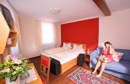 Ettenheim Cottage | Triple room with toilet and shower - Hotel Deutscher Hof