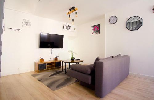 Cherbourg-en-Cotentin Apartment | Triplex Lumineux à Cherbourg, hyper centre, 2 pas du Port & Vie Nocturne, Intendance Luxury Host