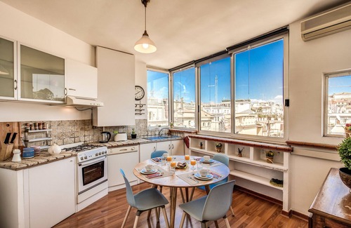 Rione III Colonna House | Tritone Top House