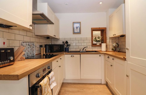 Chipping Norton Cottage | TRIUMPH COTTAGE, pet friendly, with a garden in Chipping Norton