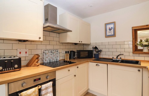 Chipping Norton Cottage | TRIUMPH COTTAGE, pet friendly, with a garden in Chipping Norton