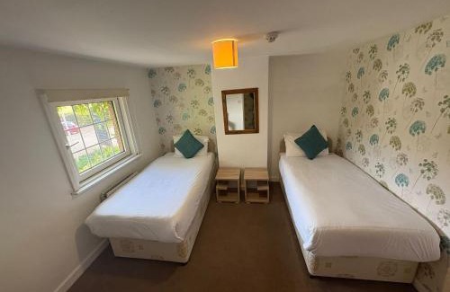 Crawley House | Trivelles Waterhall Country Gatwick Hotel & airport parking