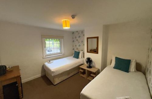 Crawley House | Trivelles Waterhall Country Gatwick Hotel & airport parking