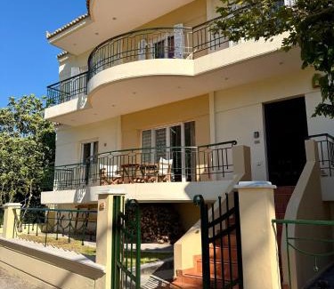 Dorida Apartment | Trizonia View Beach House - Glyfada Village by MPS