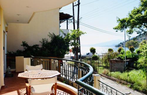 Dorida Apartment | Trizonia View Beach House - Glyfada Village by MPS