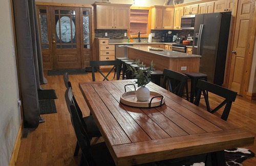 Lynxville Cabin | Trophy Ridge Lodge - 4 bed/3 bath- outdoor hot tub- Game room