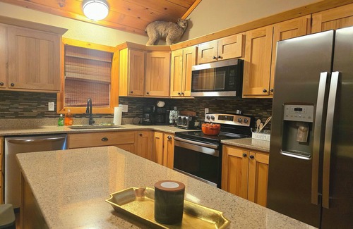 Lynxville Cabin | Trophy Ridge Lodge - 4 bed/3 bath- outdoor hot tub- Game room