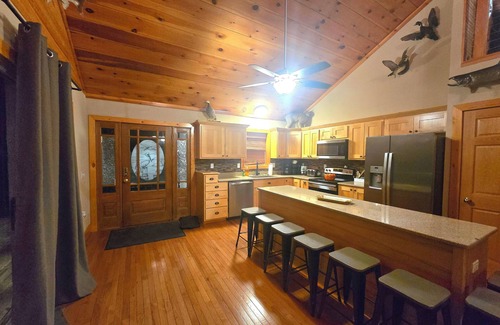 Lynxville Cabin | Trophy Ridge Lodge - 4 bed/3 bath- outdoor hot tub- Game room