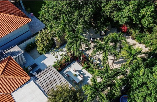 El Portal House | Tropical 4-Bedroom Oasis!! 15 Min From The Beach!!
