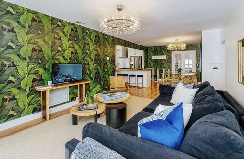 El Portal House | Tropical 4-Bedroom Oasis!! 15 Min From The Beach!!