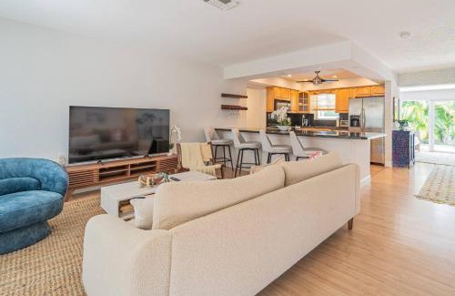 Garden Isles House | Tropical 4Bd Villa w Pool, Games & BBQ by Beach