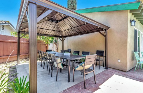 Bay Terraces House | Tropical Bliss - Large Pool and Spa, Game Room, 12 min to dwntwn and King Beds!