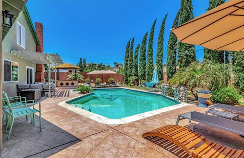 Bay Terraces House | Tropical Bliss - Large Pool and Spa, Game Room, 12 min to dwntwn and King Beds!