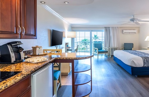 Captiva Hotel | Tropical Bliss | Unit w/Balcony & Kitchen – Perfect for Couples! | Onsite Pool