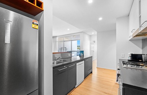 Bulimba Apartment | Tropical Bulimba 2BR Retreat | 2xParking & Netflix