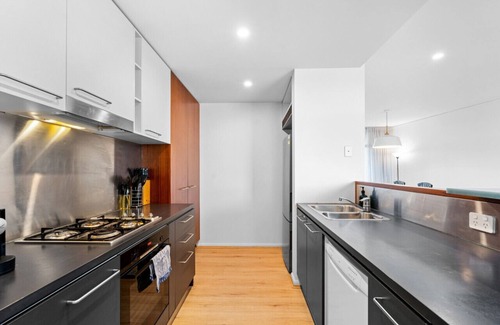 Bulimba Apartment | Tropical Bulimba 2BR Retreat | 2xParking & Netflix