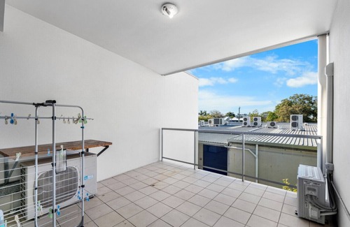 Bulimba Apartment | Tropical Bulimba 2BR Retreat | 2xParking & Netflix