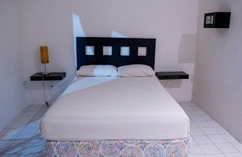 Downtown Hotel | Tropical casa blanca