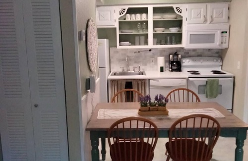Historic Downtown Kissimmee Apartment | Tropical Enchanted Oaks Villa